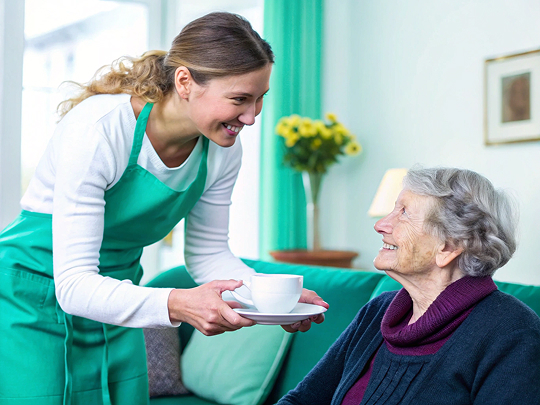 Freundliche Haushaltshilfe in Werdau hilft Seniorin